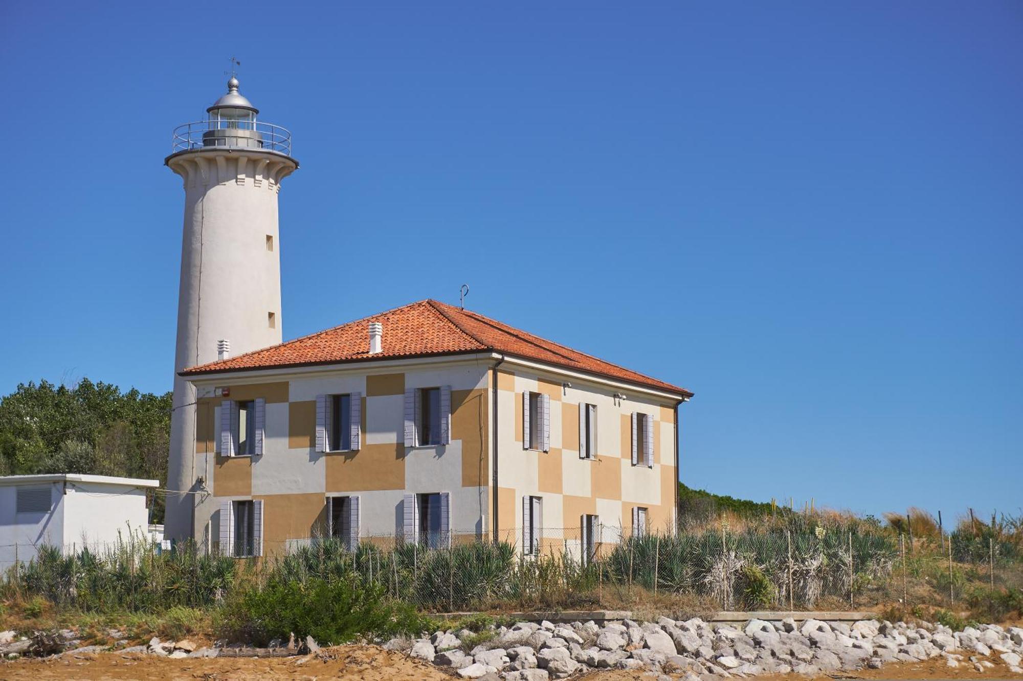 Relaxing With Private Garden 250m From The Sea